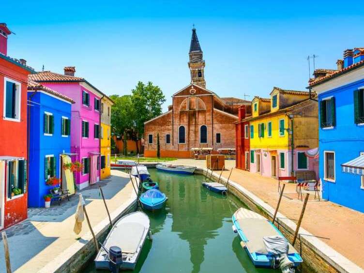 Burano er en af øerne i Venedig - Venezia | Secret World Trip Planner