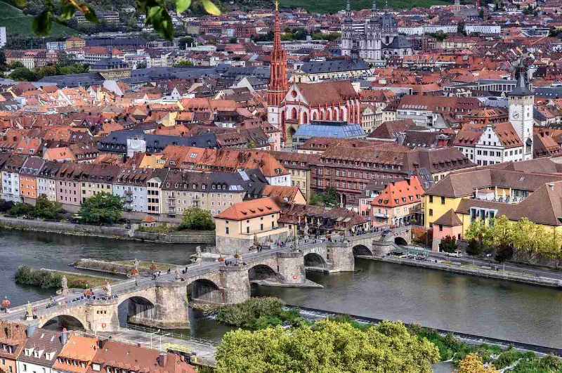 The Old Main Bridge (Le vieux pont sur le Main) - Würzburg | Secret World Trip Planner