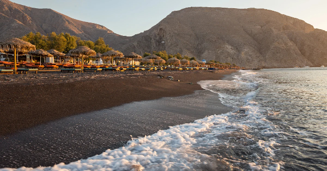 Paralia Perissa: o capodoperă vulcanică în nisipul negru din Santorini - Paralia Perissa | Secret World Trip Planner