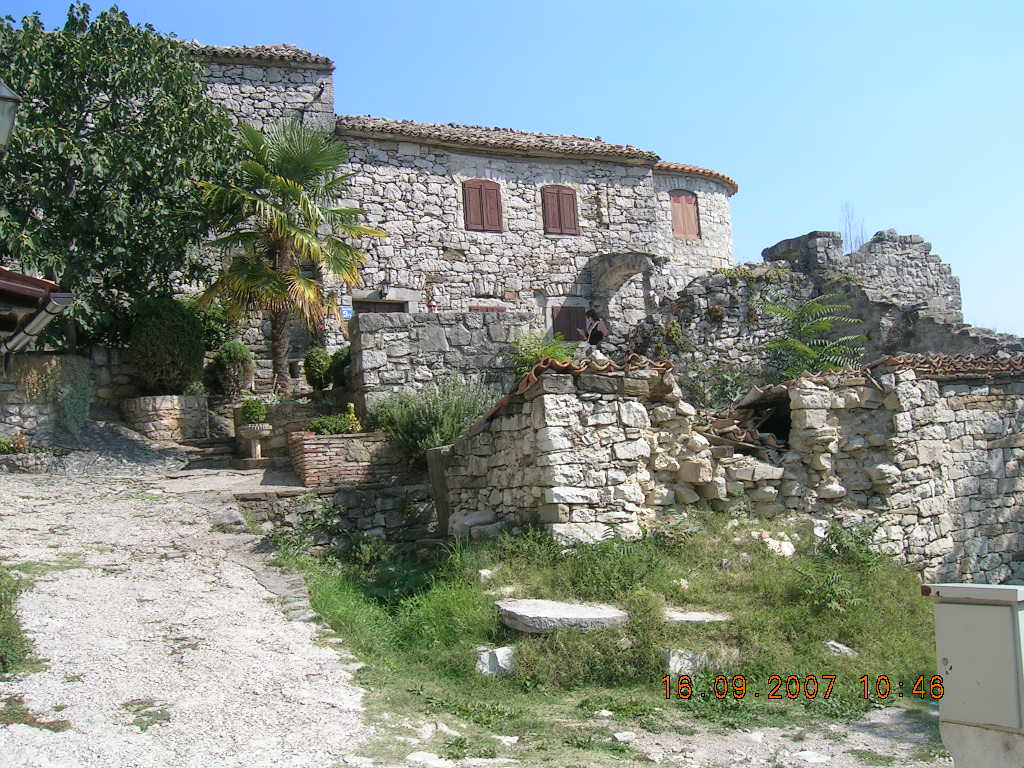 La ciudad de Hum, la ciudad más pequeña del mundo... Croacia - Colmo | Secret World Trip Planner
