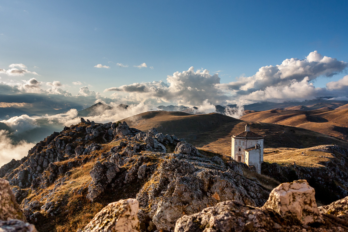 Calascio: Gereja Santa Maria della Pieta - Calascio | Secret World Trip Planner