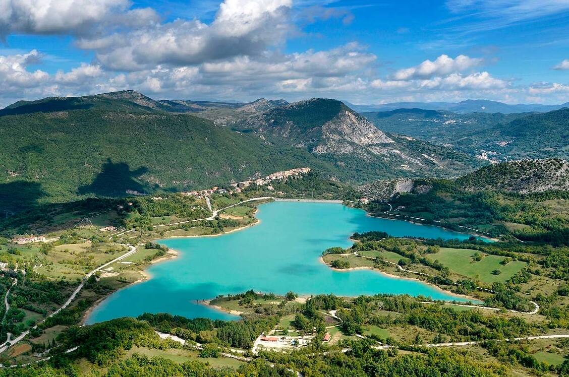Kastel San Vinćenco je malo selo u Abrucu. - Castel San Vincenzo | Secret World Trip Planner