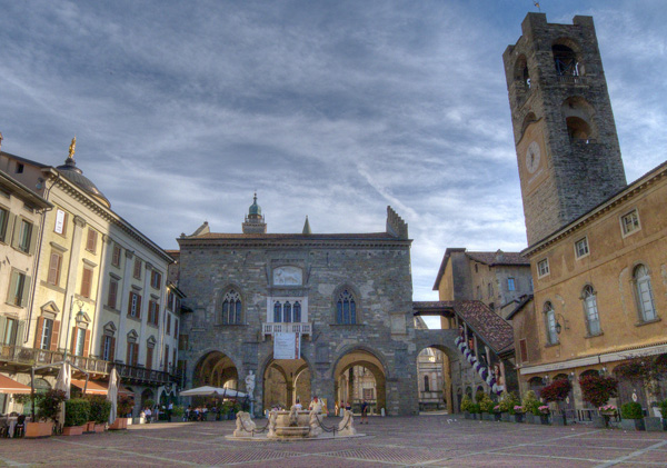 الساحة القديمة - Bergamo | Secret World Trip Planner