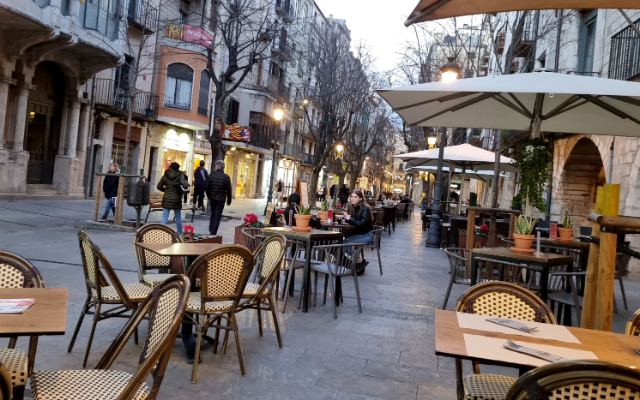 La Rambla de la Llibertat - El corazón palpitante de Girona bajo los arcos - Girona | Secret World Trip Planner