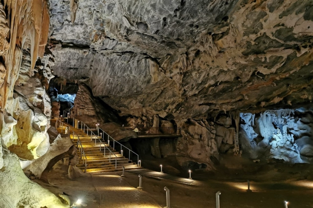Descubriendo las maravillas de las cuevas de Cango: Un viaje por el maj de Sudáfrica - Oudtshoorn | Secret World Trip Planner