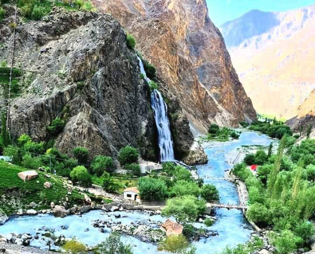 Chute d'eau de Manthokha - Akhonpa Waterfall | Secret World Trip Planner