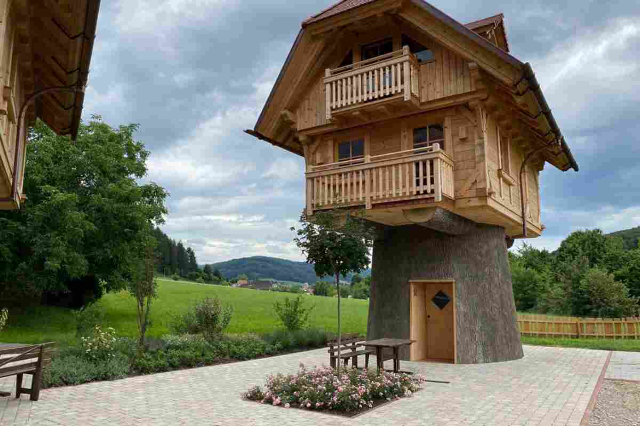 Schwarzwalder Hof est le village des cabanes dans les arbres. - Freiburg im Breisgau | Secret World Trip Planner