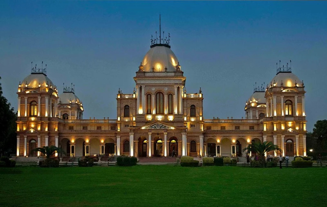 Le majestueux Noor Mahal — Bahawalpur