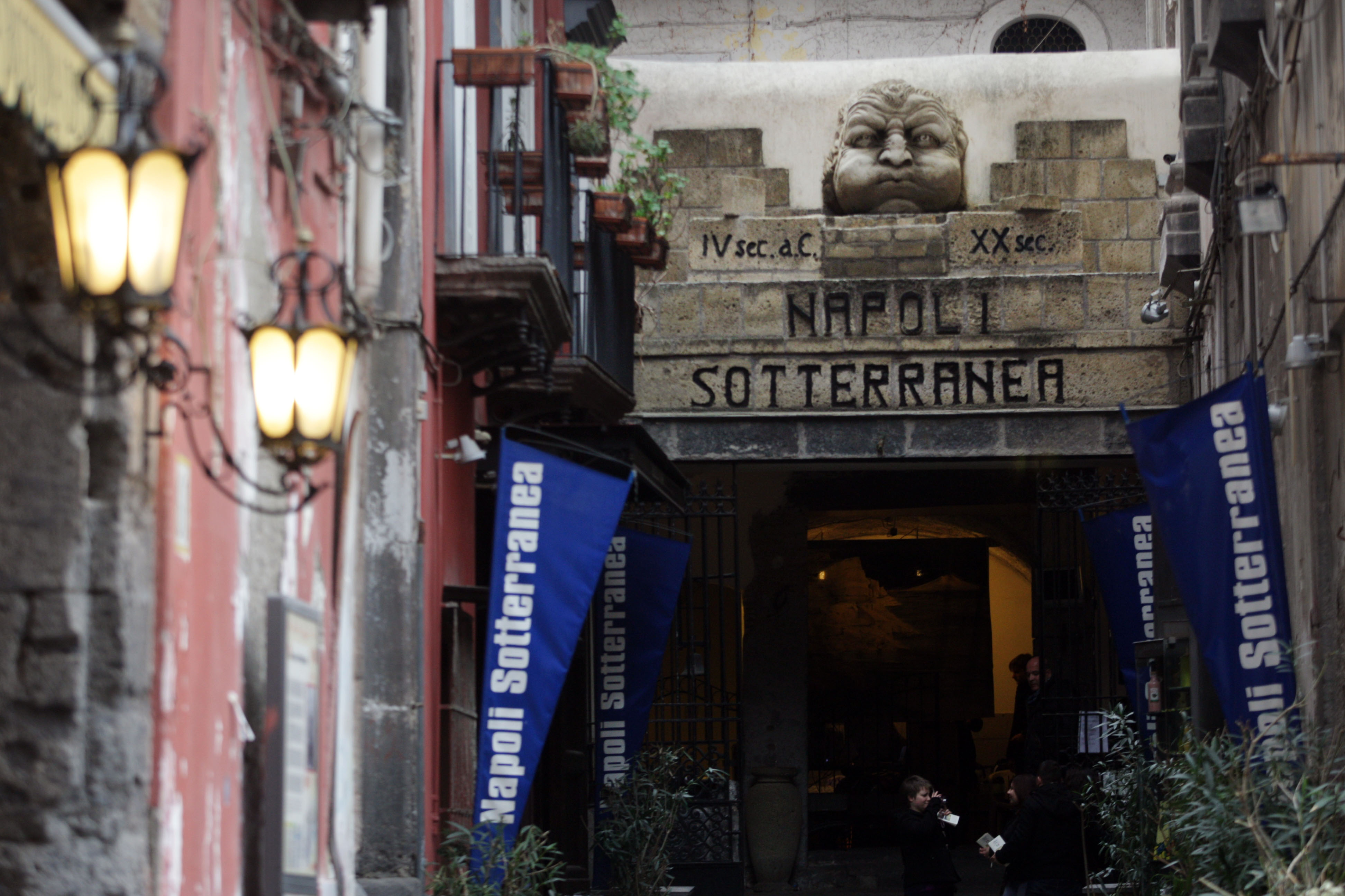 산 가에타노 광장 - Napoli | Secret World Trip Planner