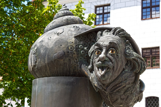 Fontaine d'Einstein - Ulm | Secret World Trip Planner