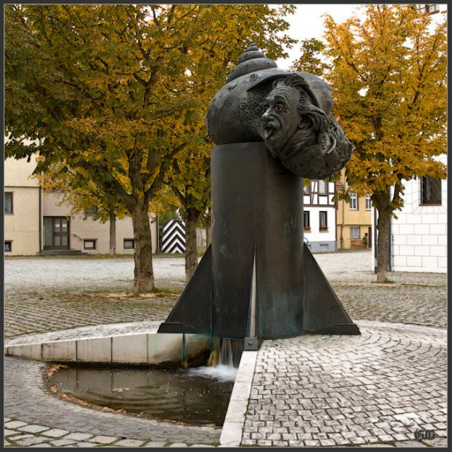Fontaine d'Einstein - Ulm | Secret World Trip Planner