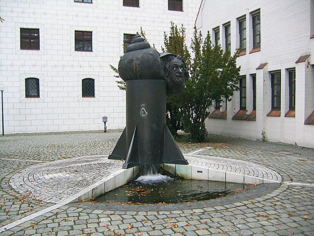 Fontaine d'Einstein - Ulm | Secret World Trip Planner