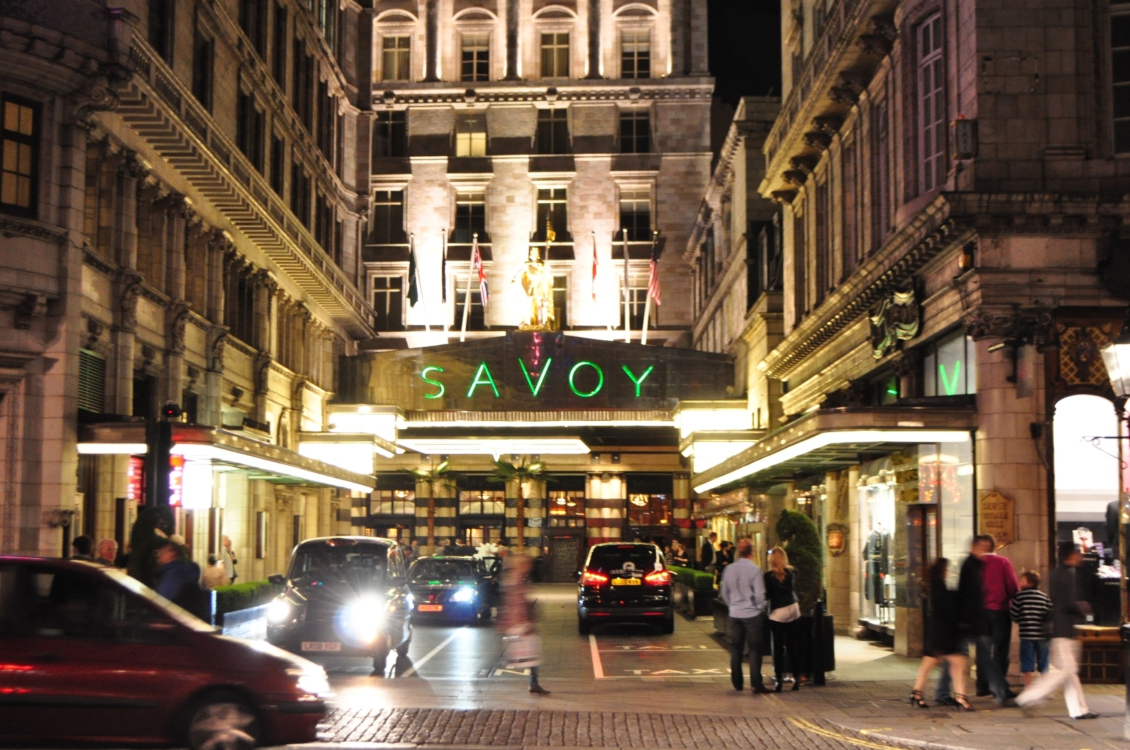 La entrada del Savoy en Londres - Londra | Secret World Trip Planner