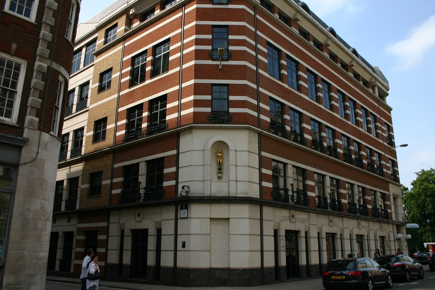 Golden Boy of Pye Corner - Londra | Secret World Trip Planner