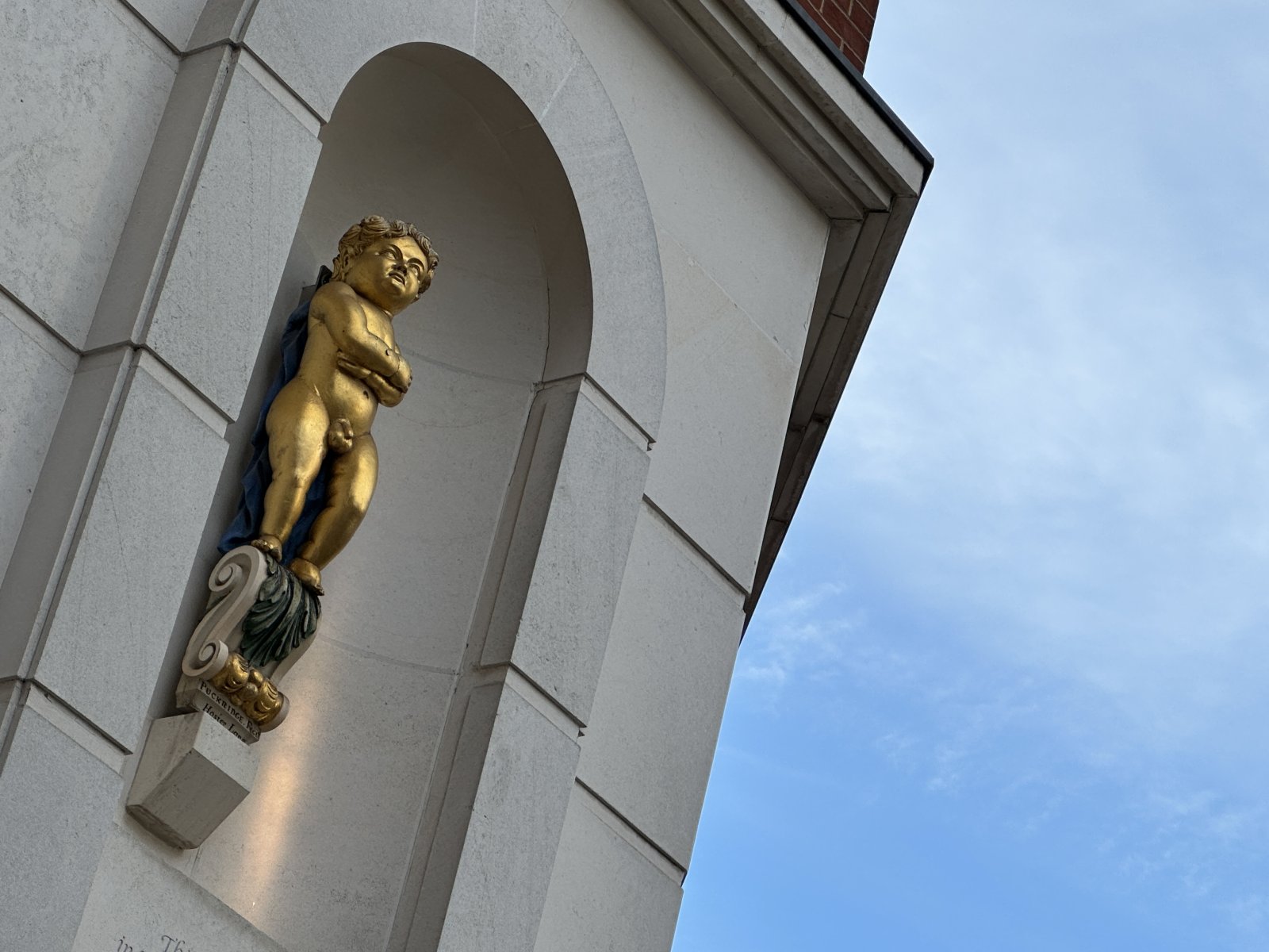 Golden Boy of Pye Corner - Londra | Secret World Trip Planner