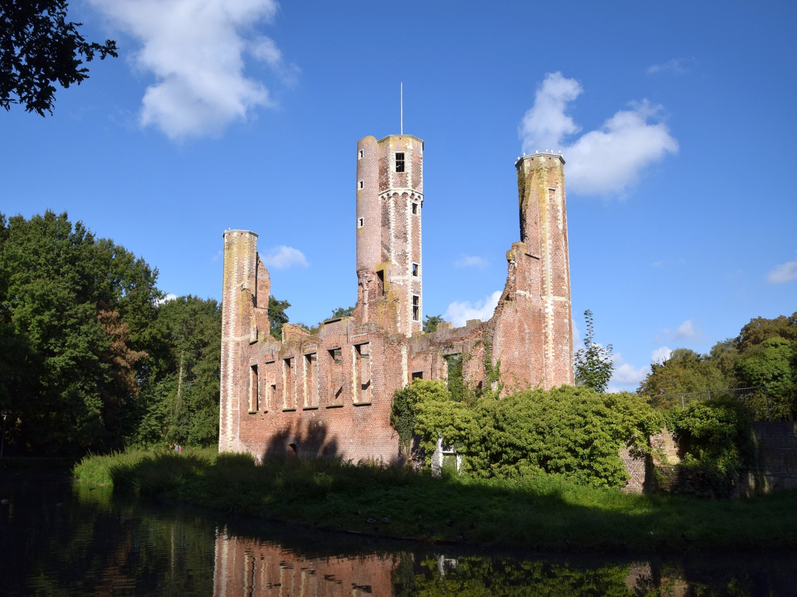 Las ruinas del castillo de Elst en Duffel - Duffel | Secret World Trip Planner
