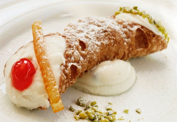 Dattilo og den overdimensionerede sicilianske Cannolo - Dattilo | Secret World Trip Planner