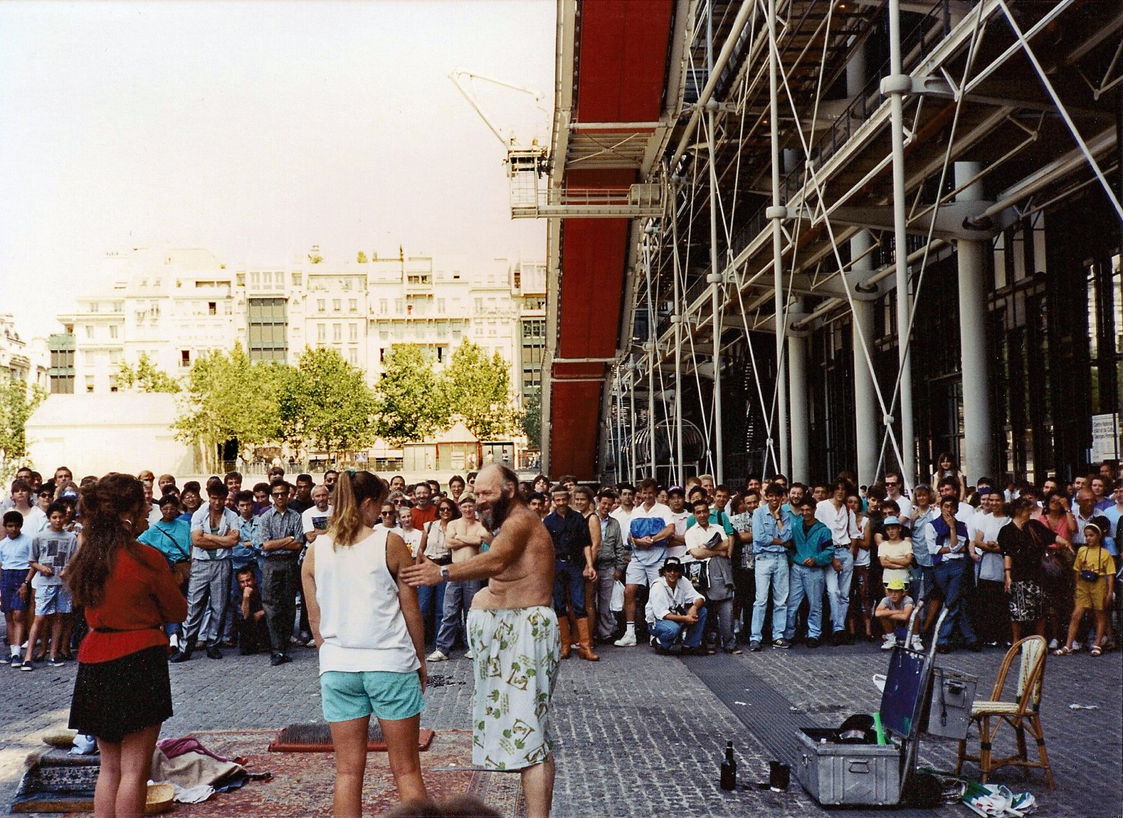 Pompidou Katikati ya jengo alifanya ya mabomba  - Paris | Secret World Trip Planner