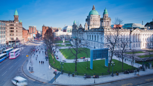 Толори шаҳр дар Белфаст - Donegall Square N | Secret World Trip Planner
