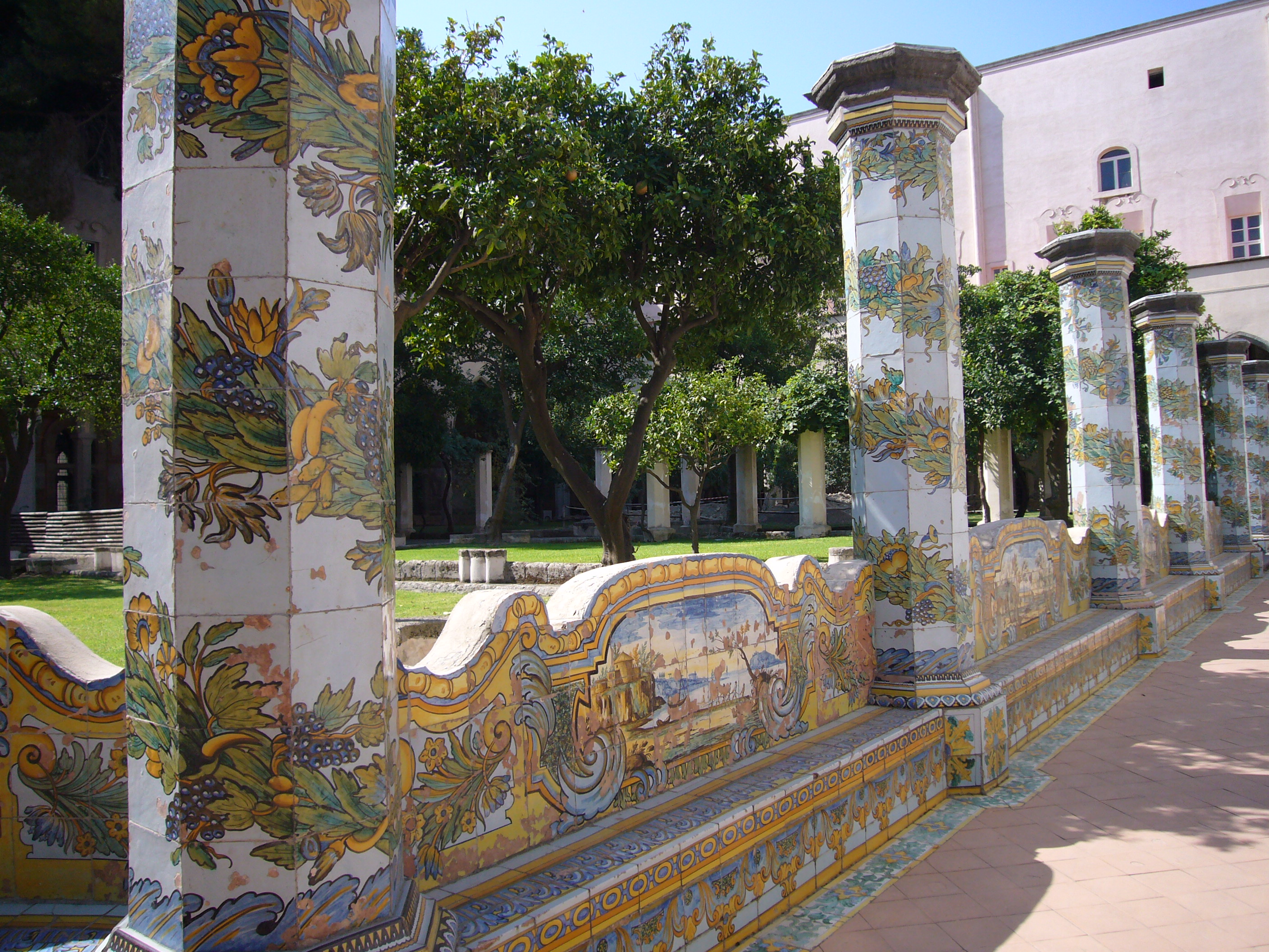 Santa Chiaradagi Majolica monastiri - Napoli | Secret World Trip Planner
