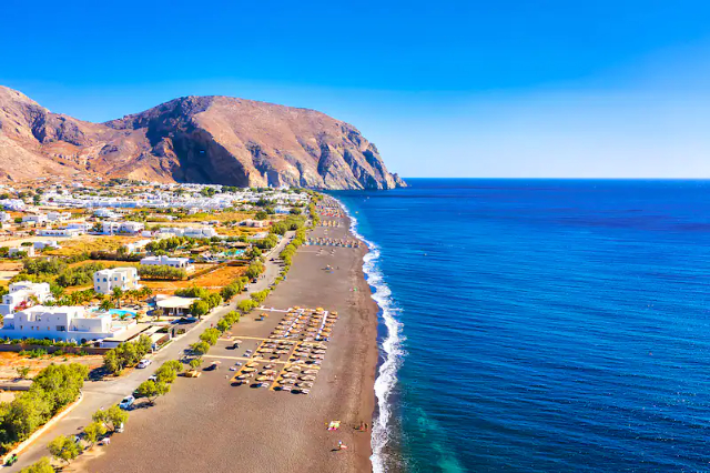 Paralia Perissa: una obra maestra volcánica en la arena negra de Santorini - Paralia Perissa | Secret World Trip Planner