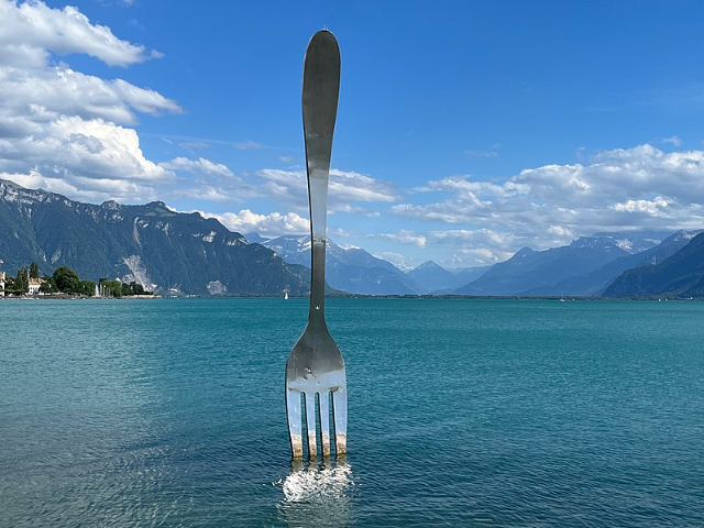 Veveyning ulkan sanchqisi - Vevey | Secret World Trip Planner
