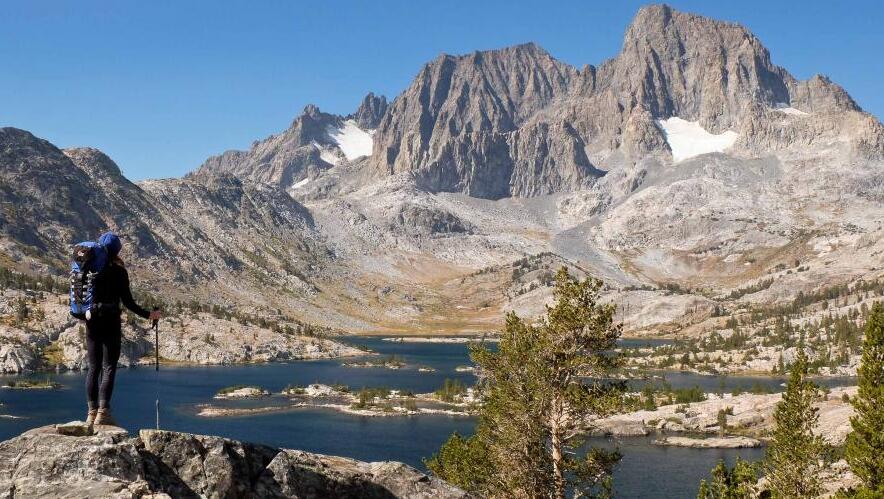 El sendero John Muir (JMT) en la montaña de Sierra Nevada — Lakeshore