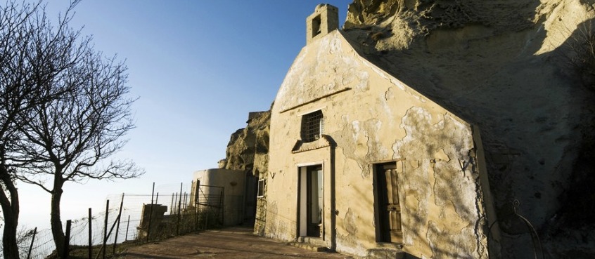 Ischia: Ermita de San Nicolás en el Monte Epomeo - Serrara Fontana | Secret World Trip Planner