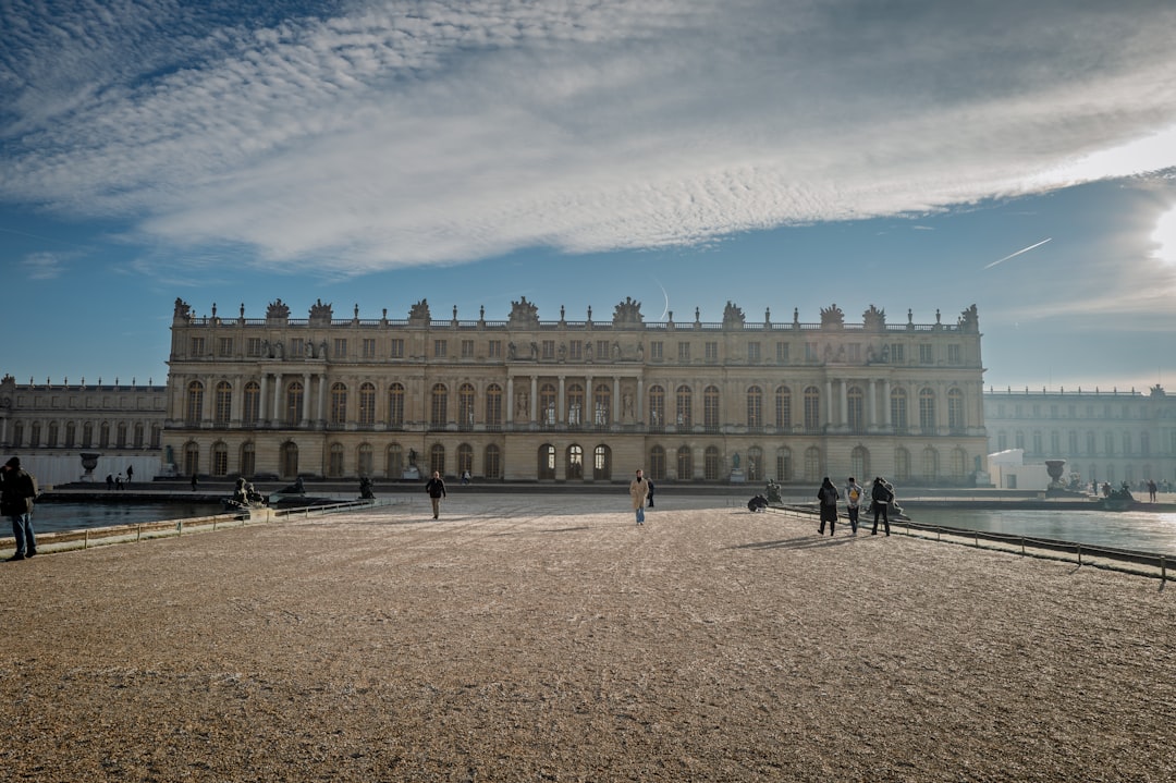 Die prächtige Schloss Versailles: eine Reise ins Luxus - Place d'Armes | Secret World Trip Planner