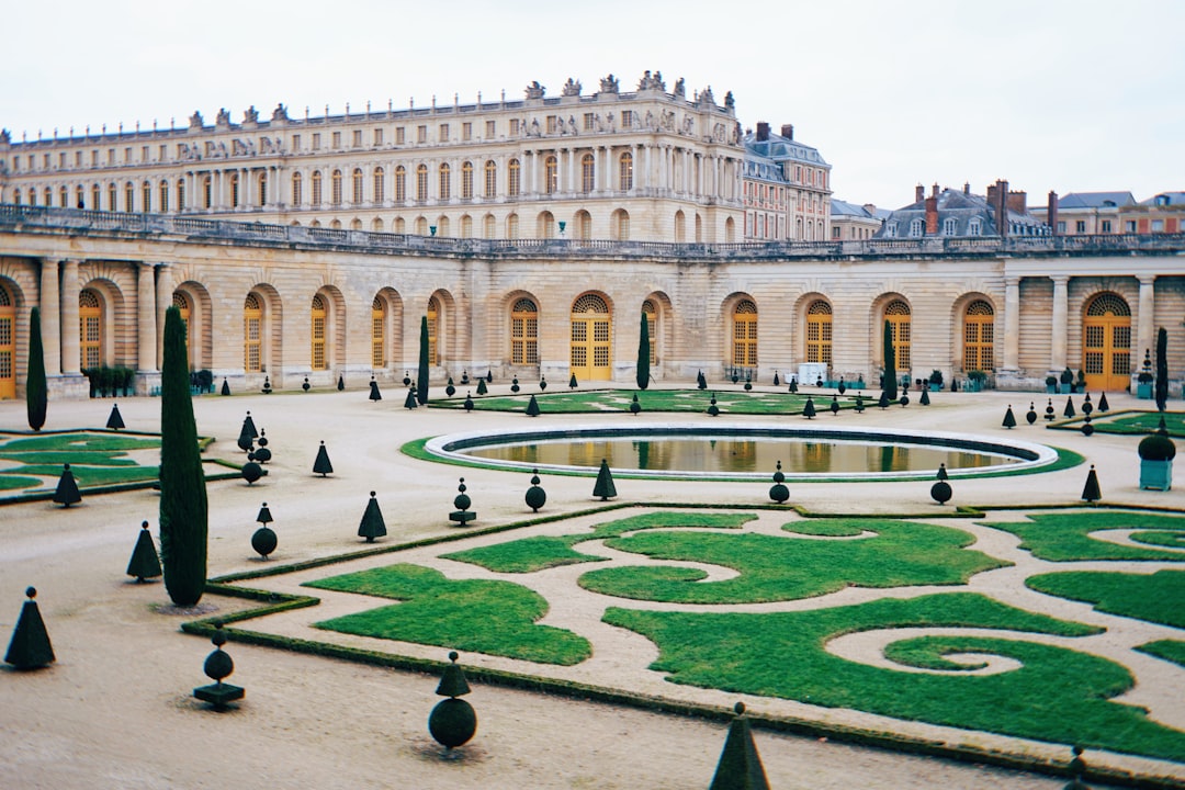 La magnífica Reggia de Versalles: un viaje al lujo - Place d'Armes | Secret World Trip Planner