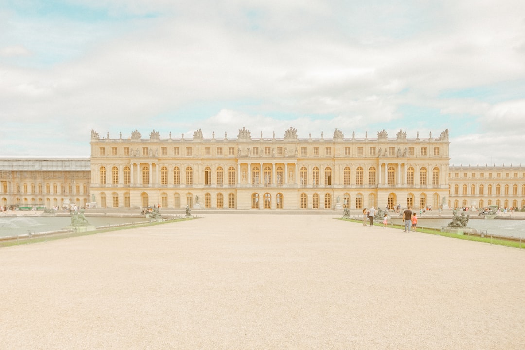 La magnífica Reggia de Versalles: un viaje al lujo - Place d'Armes | Secret World Trip Planner