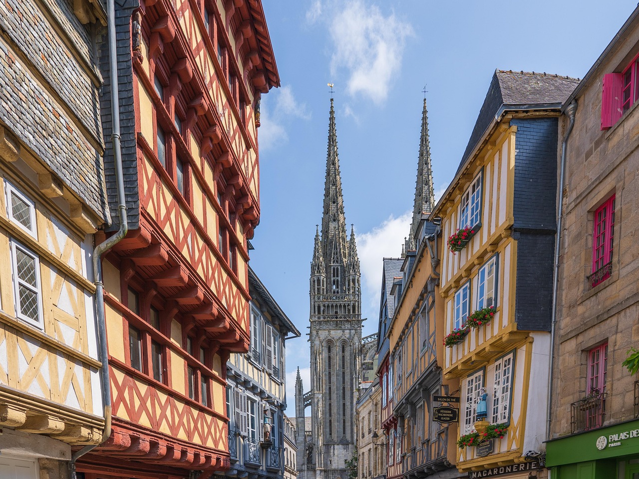 Secret World vs TripIt à Quimper : Le Meilleur Planificateur 2026 - Quimper | Secret World Trip Planner
