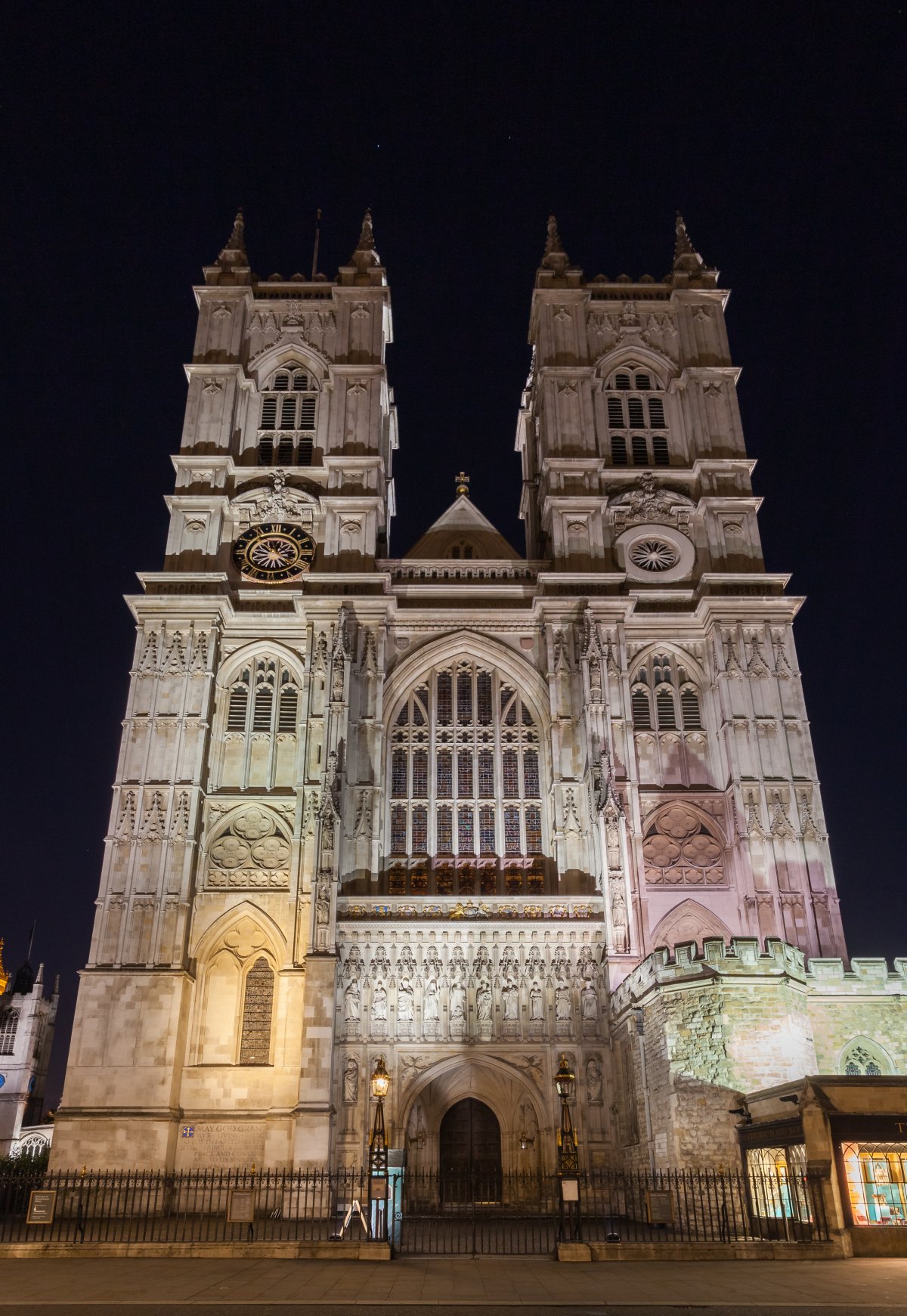 A Abadia de Westminster: História e Monumentos Icônicos - Dean's Yard | Secret World Trip Planner