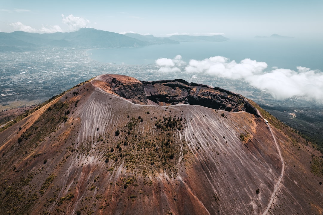 Explorando el Vesubio: Guardián de Historia y Naturaleza - Vesuvio | Secret World Trip Planner