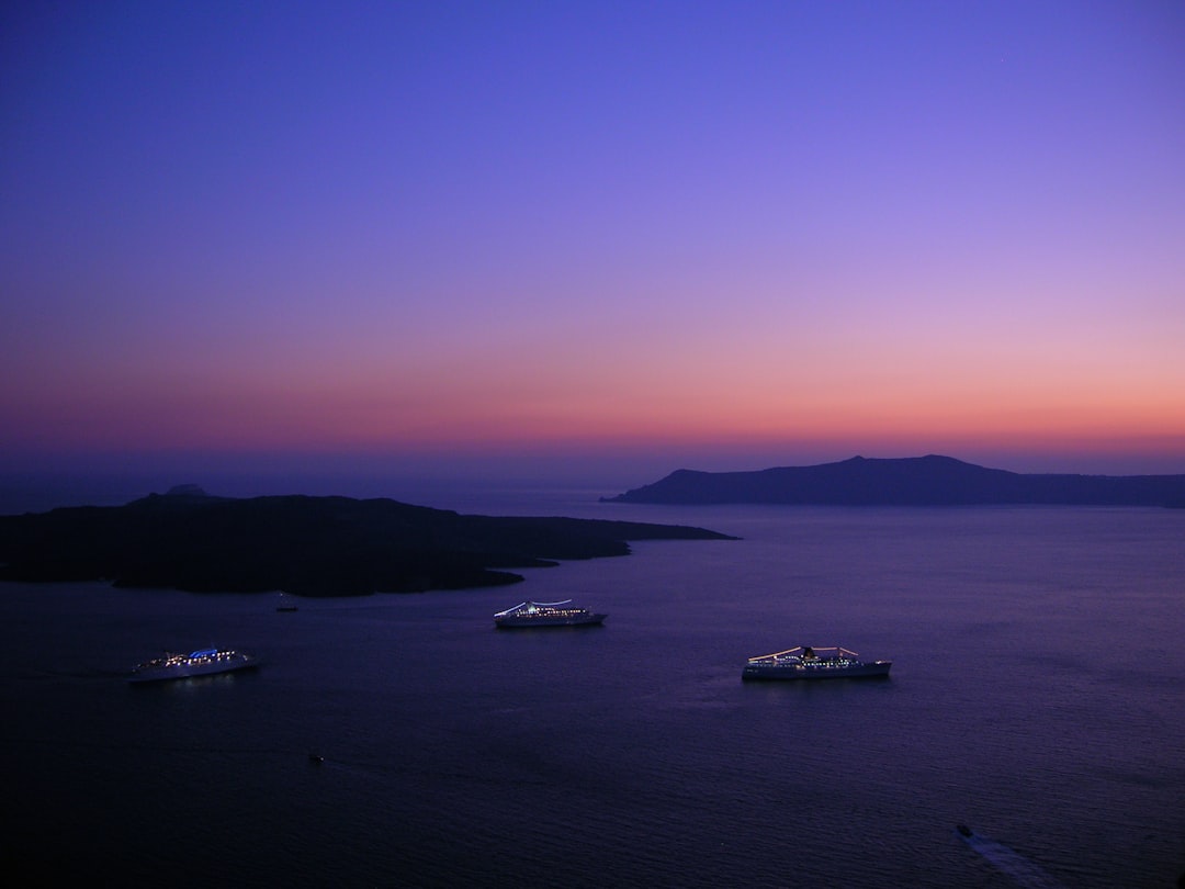 Couchers de soleil de rêve à Santorin : L'enchantement d'Oía - Nik. Nomikou | Secret World Trip Planner