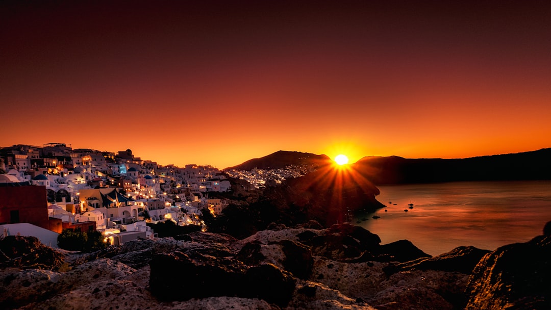 Couchers de soleil de rêve à Santorin : L'enchantement d'Oía - Nik. Nomikou | Secret World Trip Planner