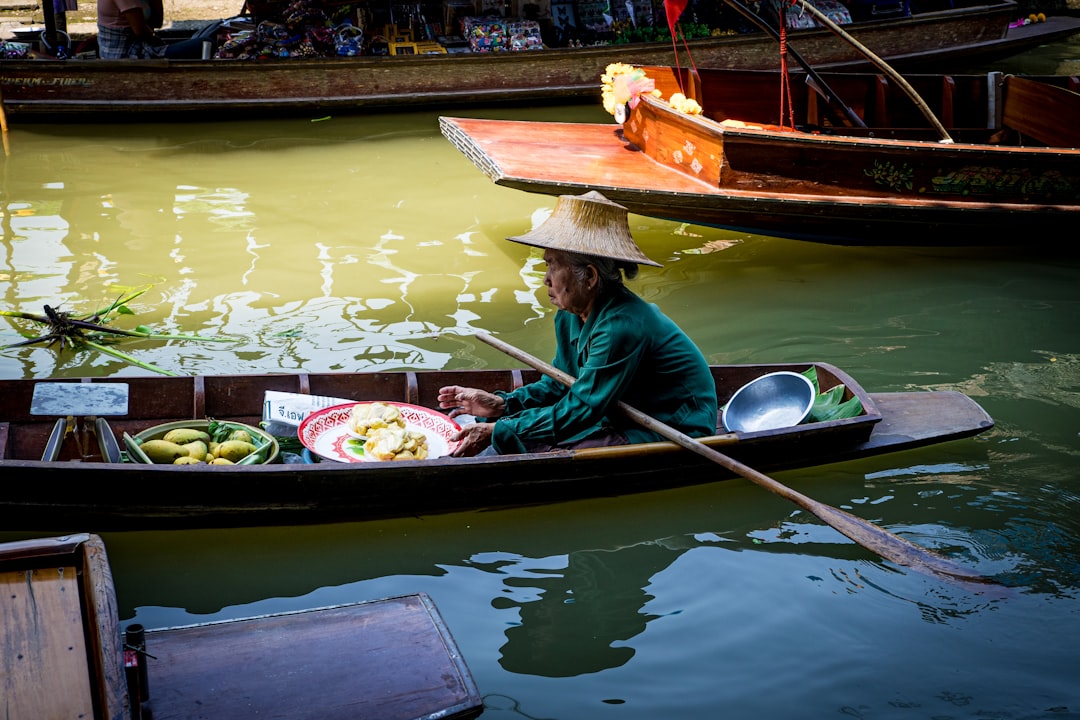 Mercato Galleggiante di Damnoen Saduak: Un Viaggio tra Colori e Sapori - Damnoen Saduak District | Secret World Trip Planner