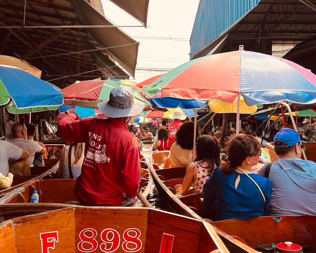 Mercato Galleggiante di Damnoen Saduak: Un Viaggio tra Colori e Sapori - Damnoen Saduak District | Secret World Trip Planner