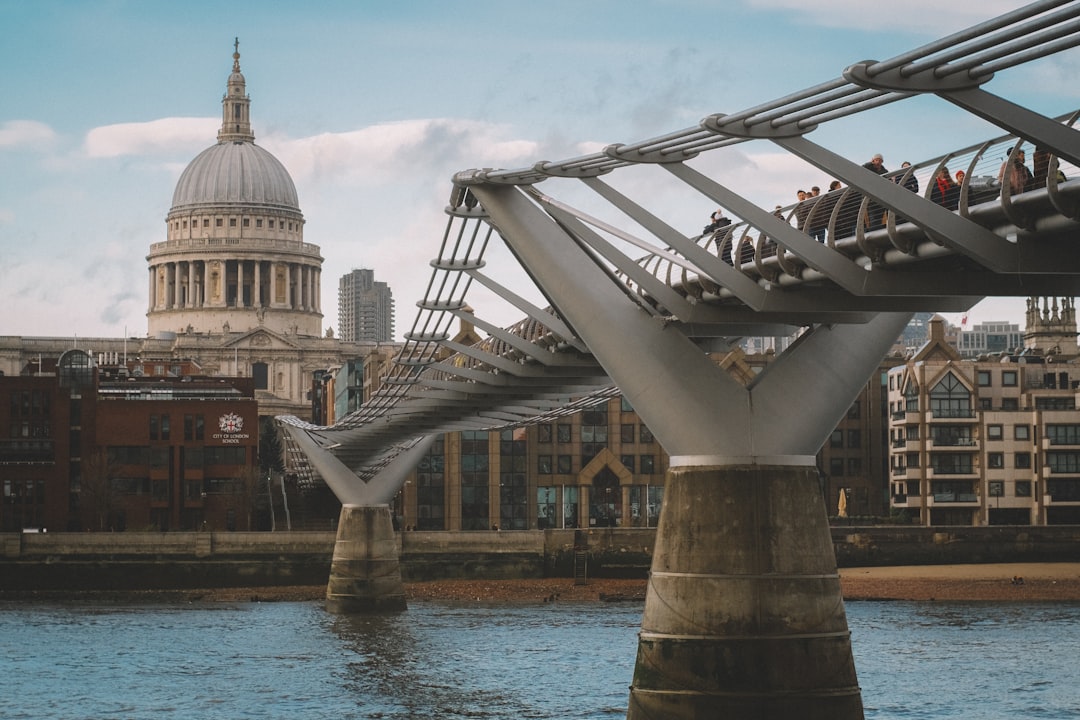 Pont du Millénaire : un lien vers l'avenir à Londres - Thames Embankment | Secret World Trip Planner
