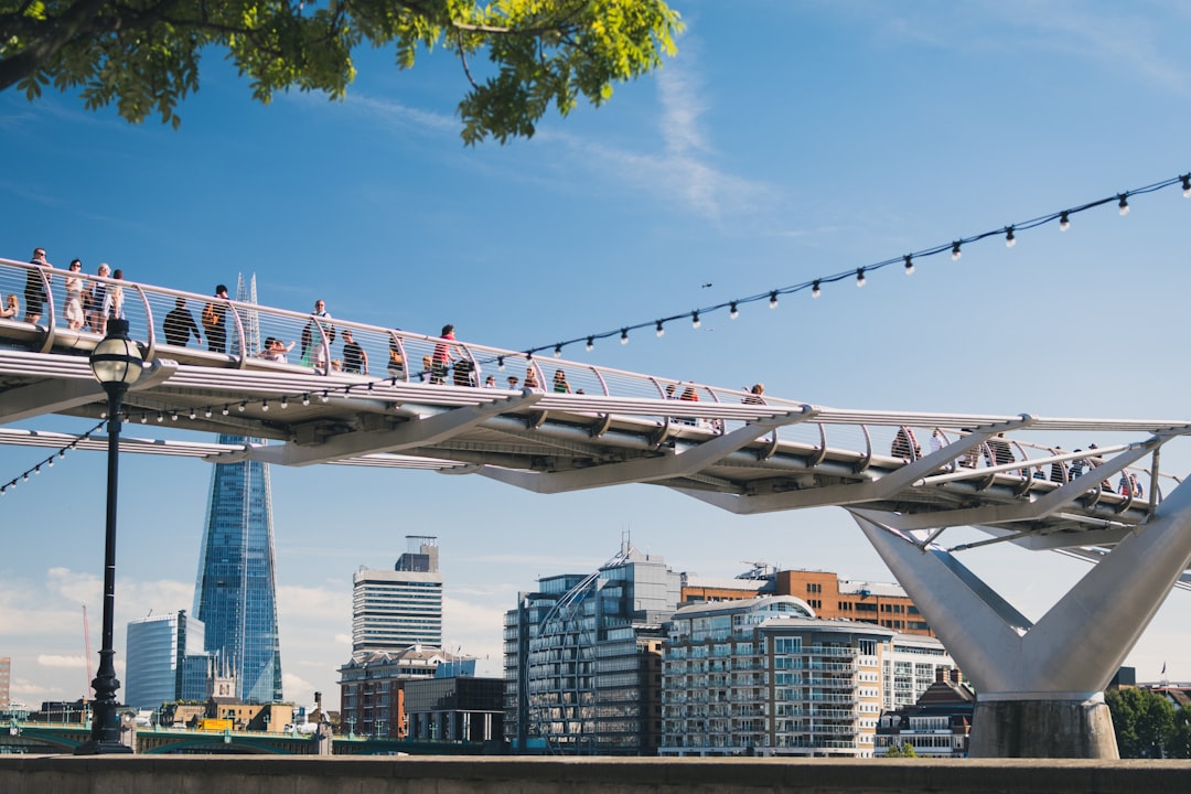 Puente del Milenio: Un Futuro Brillante en Londres - Thames Embankment | Secret World Trip Planner
