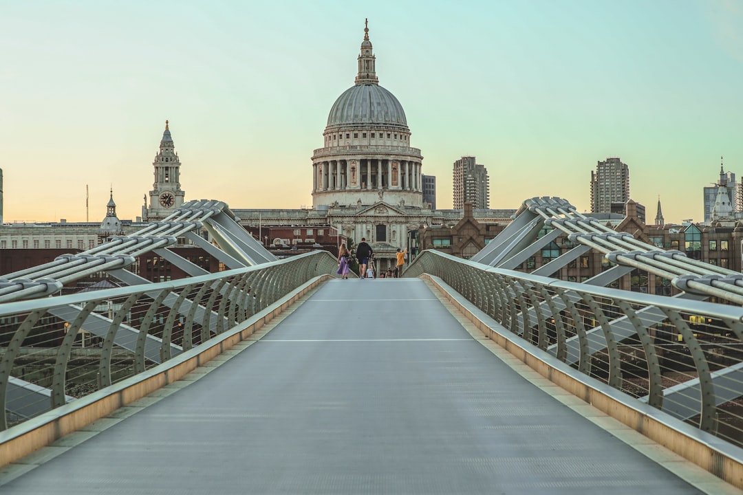 밀레니엄 브리지: 런던의 미래를 위한 다리 - Thames Embankment | Secret World Trip Planner