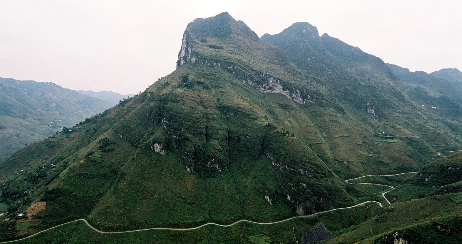 Descubre la Magia del Paso Mã Pí Lèng en Vietnam | Secret World Trip Planner