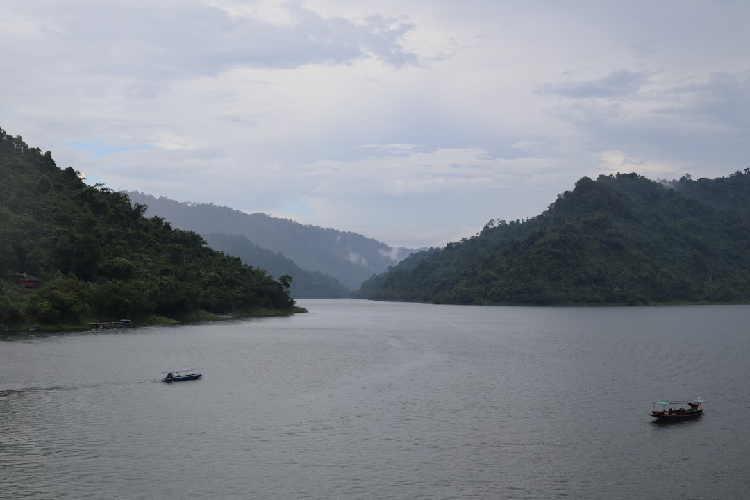 Découvrez le Charme du Barrage Srinagarind en Thaïlande