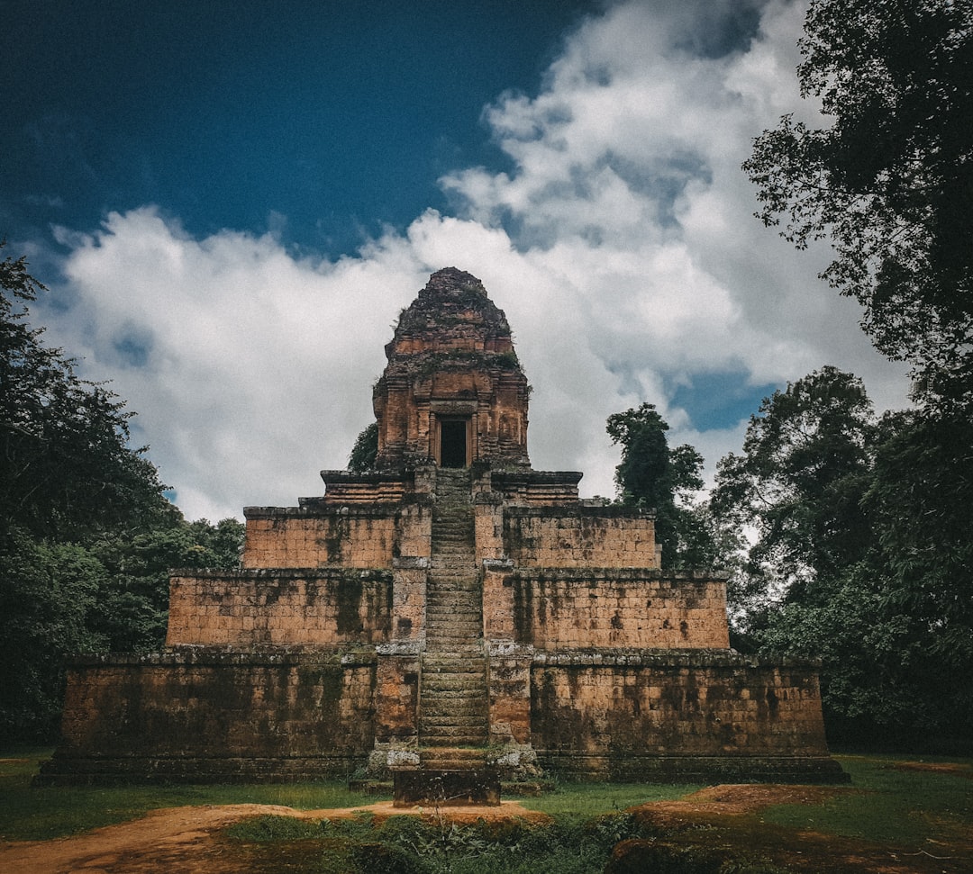 Scopri Phnom Bakheng: il tempio tra storia e natura in Cambogia | Secret World Trip Planner