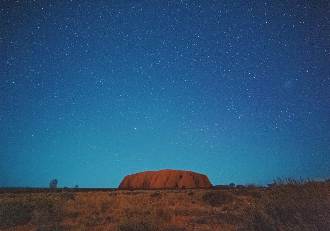 Uluṟu : Le Tronc de Feu au Coucher du Soleil - Mutitjulu NT 0872 | Secret World Trip Planner