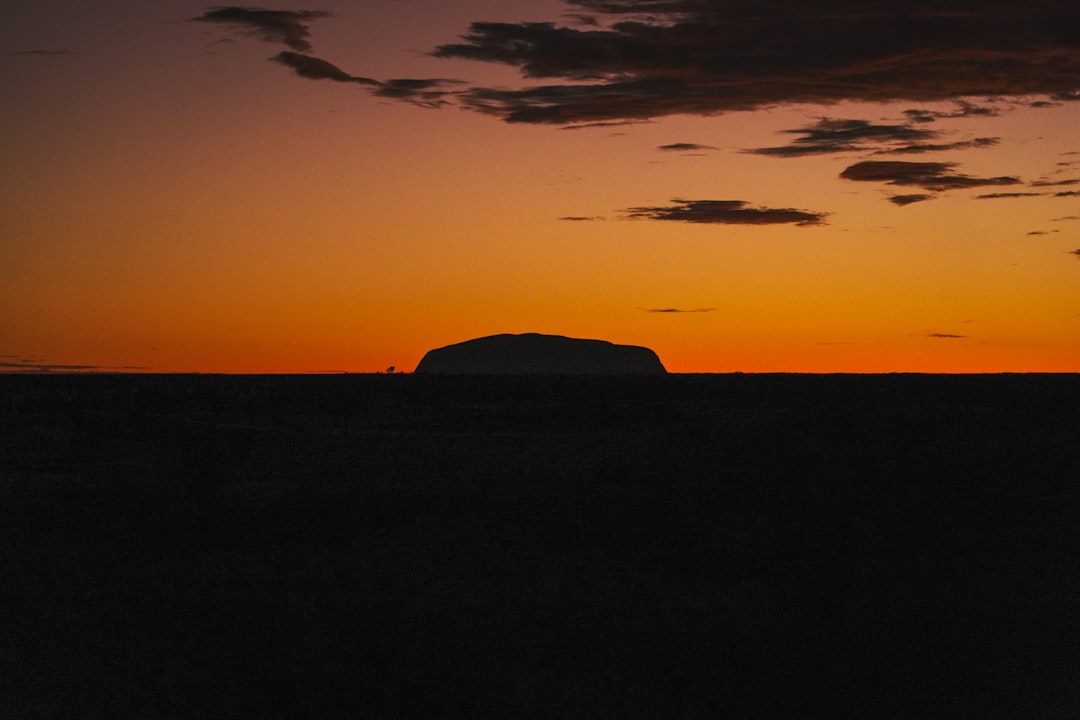 Uluṟu : Le Tronc de Feu au Coucher du Soleil - Mutitjulu NT 0872 | Secret World Trip Planner