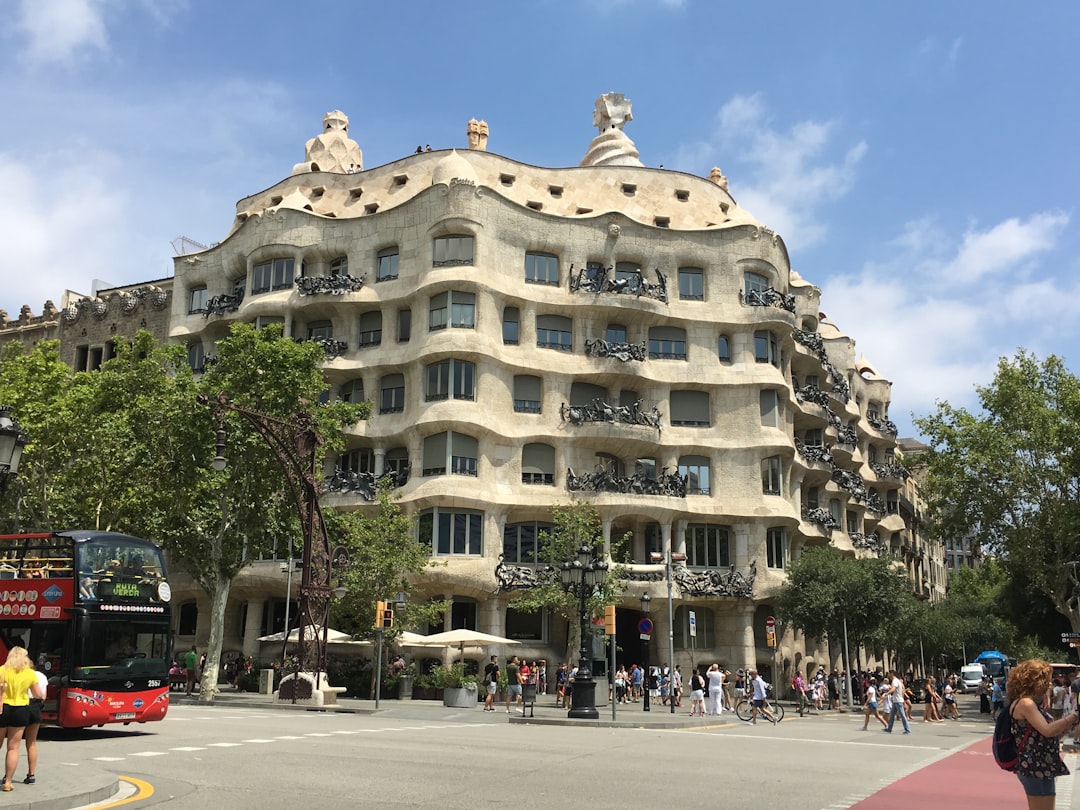 カサ・バトリョ：モダニズム建築の宝石 - Eixample | Secret World Trip Planner