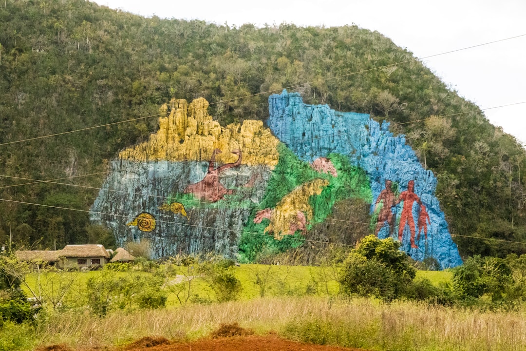 Scopri il Mural de la Prehistoria: un tesoro di Cuba - Vinales | Secret World Trip Planner