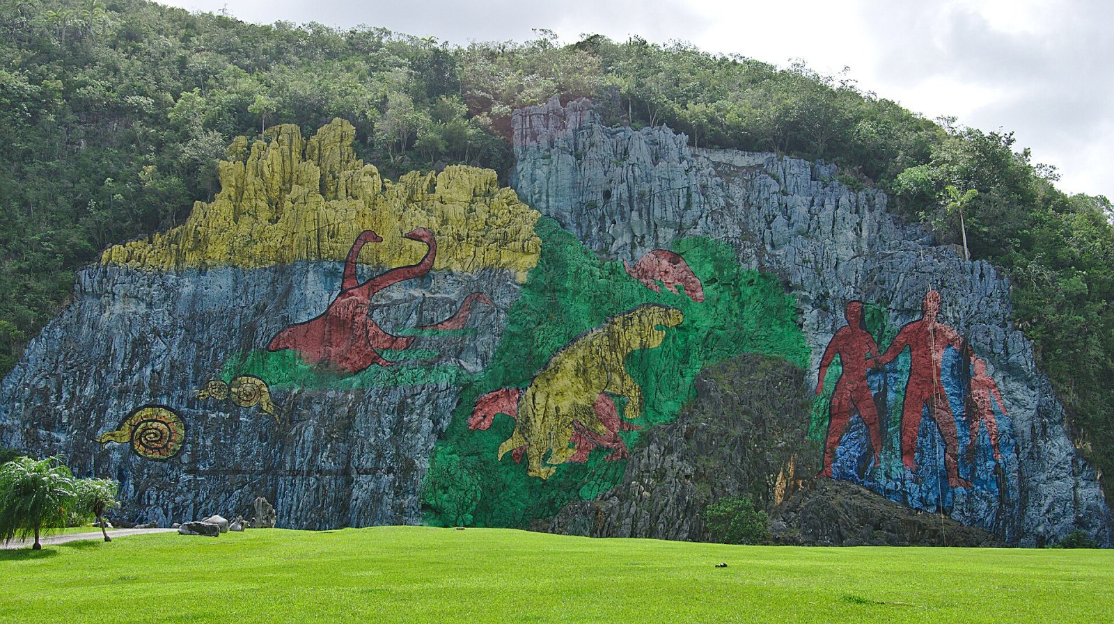 Découvrez le Mural de la Prehistoria : un trésor de Cuba - Vinales | Secret World Trip Planner