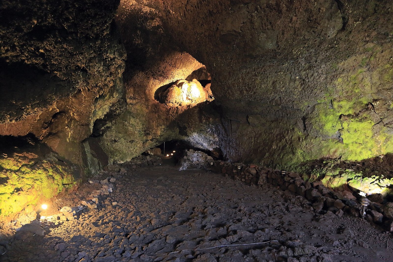 探索智利维拉里卡火山洞穴的迷人之处 - Refugio Villarrica | Secret World Trip Planner